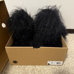 BNIB Ugg W Classic Short Fluff Momma- Black